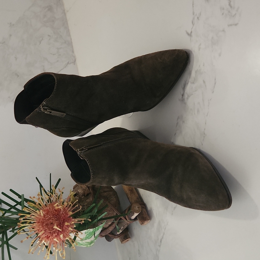 Aquatalia Size 7 Olive Green Suede Ankle Boots/Booties